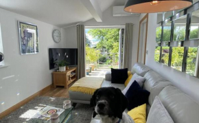 Cosy dog friendly self contained apartment with parking